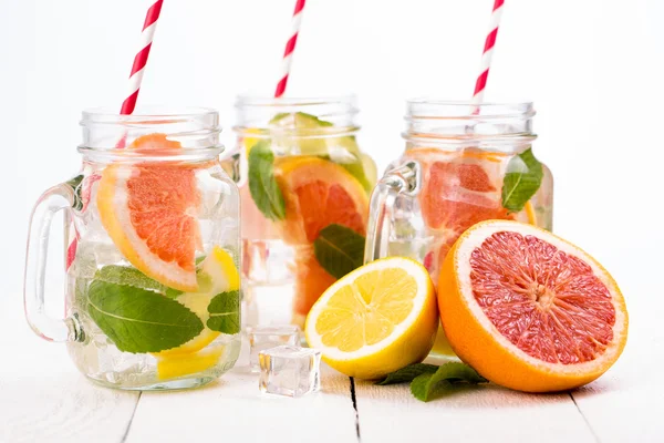 Taze meyve ve buz kavanoz ile ev yapımı sağlıklı güler yüzlü.