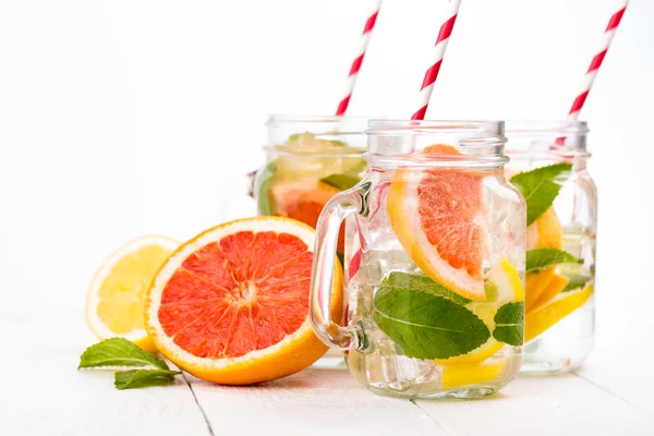 Taze meyve ve buz kavanoz ile ev yapımı sağlıklı güler yüzlü.