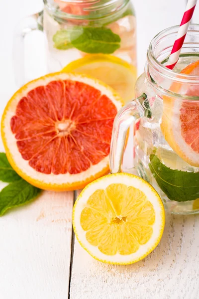 Homemade healthy smoothie with fresh fruits and ice in jar. — Stock Photo, Image