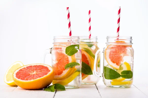 Homemade healthy smoothie with fresh fruits and ice in jar. — Stock Photo, Image