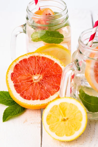 Batido casero saludable con frutas frescas y hielo en frasco . —  Fotos de Stock