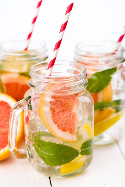 Batido casero saludable con frutas frescas y hielo en frasco . —  Fotos de Stock