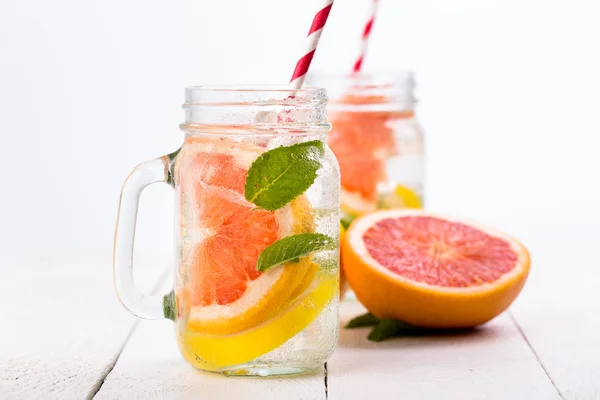 Homemade healthy smoothie with fresh fruits and ice in jar. — Stock Photo, Image