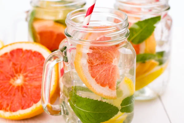 自制健康的果汁，新鲜水果和在罐子里的冰. — 图库照片