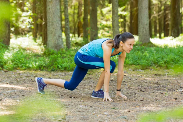 Corredor de senderos de mujer fitness joven con smartwatches listos para correr — Foto de Stock