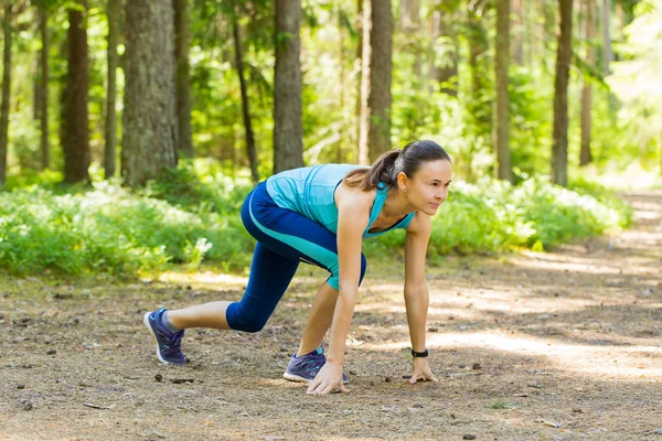 Corredor de senderos de mujer fitness joven con smartwatches listos para correr — Foto de Stock