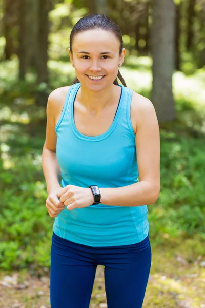 Primer plano de la joven corredora lista para correr con sma deportiva — Foto de Stock