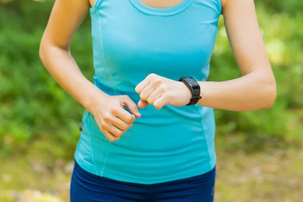 Primer plano de brazos de corredora joven con reloj inteligente deportivo . — Foto de Stock