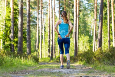 D süre acı onu yaralı geri tutarak smartwatches kadınla