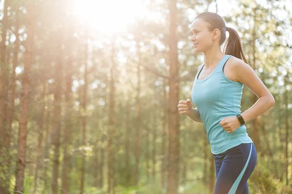 Mujer fitness jogging entrenamiento en la naturaleza, concepto de bienestar . — Foto de Stock