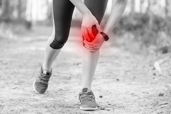 Woman runner hold her injured leg after running in forest trail. — Stock Photo, Image