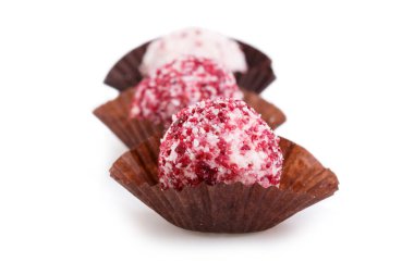 Beyaz arka plan üzerinde izole ev yapımı vejetaryen truffle şekerler