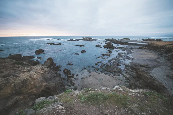 Paesaggio spiaggia di vetro con scogliere e oceano . — Foto Stock