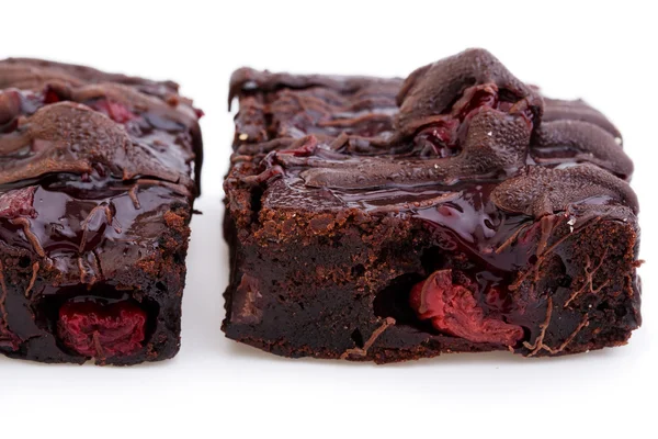 Délicieux brownie végétarien aux cerises isolé sur bac blanc — Photo