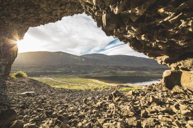 Amerika'da tepe üzerinde mağara içinde görüntülemek.