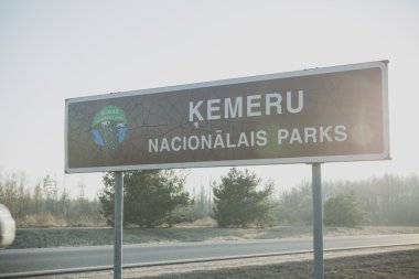 Yol işareti için bataklık Letonya ile milli park.
