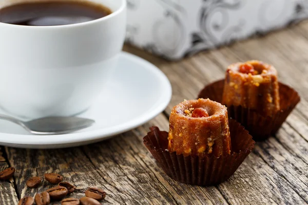 Köstliche vegetarische Bonbons Ameisenhaufen auf Holztisch für Snacks. — Stockfoto