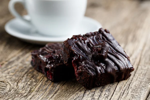 Leckere vegetarische Brownie-Scheibe auf Holztisch zum Feiern. — Stockfoto