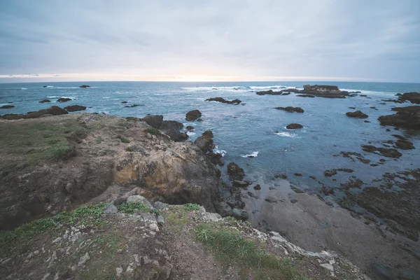 Paesaggio spiaggia di vetro con scogliere e oceano . — Foto Stock