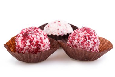 Beyaz arka plan üzerinde izole ev yapımı vejetaryen truffle şekerler