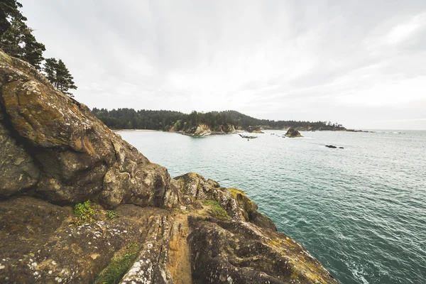 Bella vista della costa Oceano Pacifico con colline . — Foto Stock