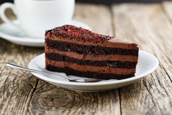 Pyszne wegetariańskie czekolada deser na drewniany stół dla wyrafinowanyc — Zdjęcie stockowe