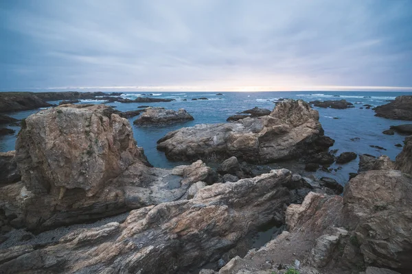 Стеклянный пляжный пейзаж со скалами и океаном . — стоковое фото