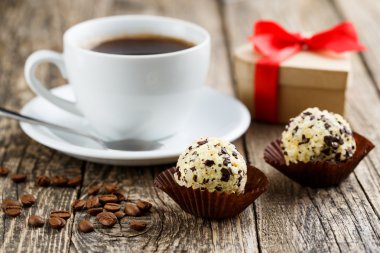 Lezzetli vejetaryen truffle şekerleri wodden tablo.