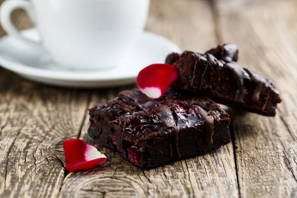 Leckere vegetarische Brownie-Scheibe auf Holztisch zum Feiern. — Stockfoto