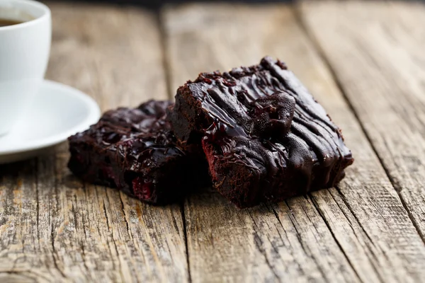 Leckere vegetarische Brownie-Scheibe auf Holztisch zum Feiern. — Stockfoto