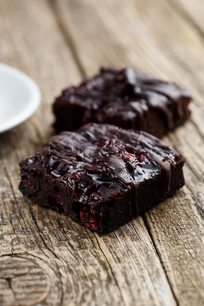 Leckere vegetarische Brownie-Scheibe auf Holztisch zum Feiern. — Stockfoto