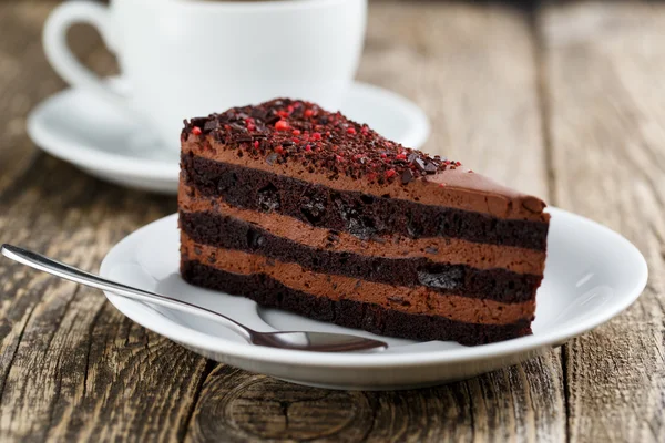 Sabroso postre de chocolate vegetariano en la mesa de madera para celebrati — Foto de Stock