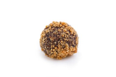 Beyaz arka plan üzerinde izole ev yapımı vejetaryen truffle şekerler