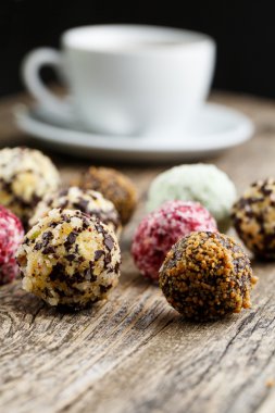 Lezzetli vejetaryen truffle şekerleri wodden tablo.