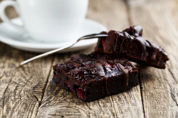 Leckere vegetarische Brownie-Scheibe auf Holztisch zum Feiern. — Stockfoto