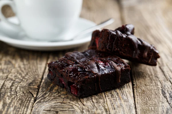 Leckere vegetarische Brownie-Scheibe auf Holztisch zum Feiern. — Stockfoto