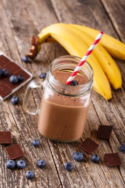 Yaban mersini ve içme st ile cam kavanoza çikolata güler yüzlü