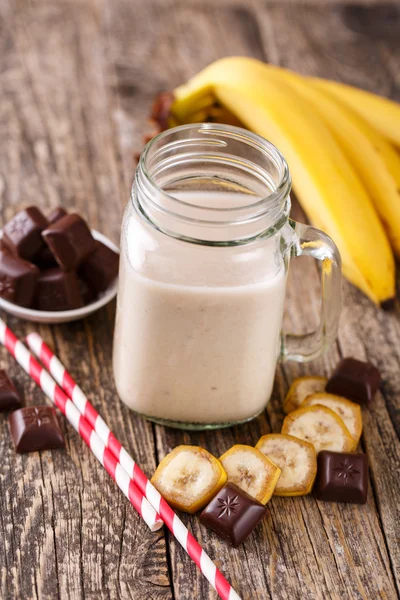 Smoothie à la banane au chocolat dans un bocal en verre avec paille à boire — Photo