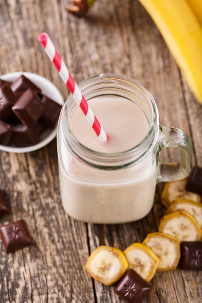 Smoothie à la banane au chocolat dans un bocal en verre avec paille à boire — Photo