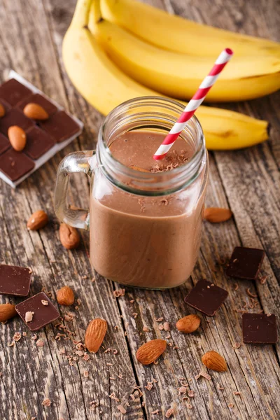 Batido de chocolate desintoxicante con nueces en frasco de vidrio . —  Fotos de Stock