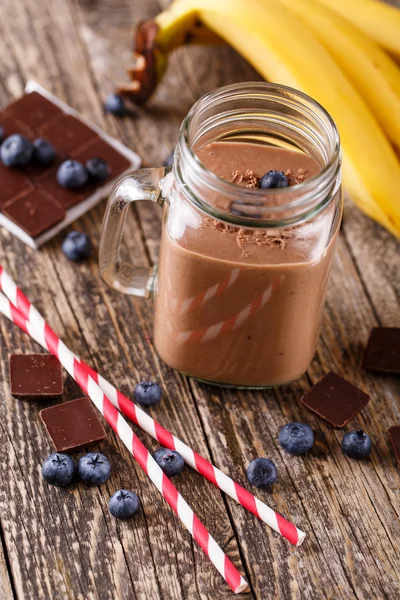 Batido de chocolate en frasco de vidrio con arándanos y bebida st —  Fotos de Stock