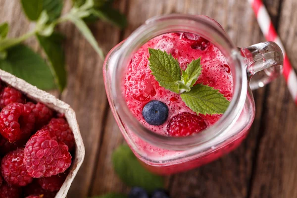 关于健康草莓奶昔在玻璃罐顶视图. — 图库照片