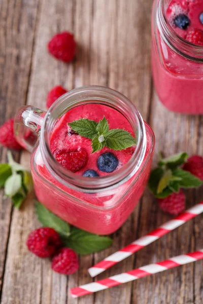 A méregtelenítés bogyós smoothie üvegedénybe menta felülnézet. — Stock Fotó