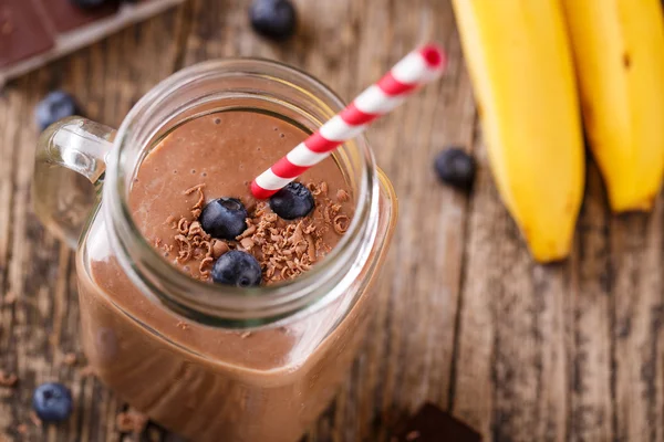 Yaban mersini ve içme st ile cam kavanoza çikolata güler yüzlü