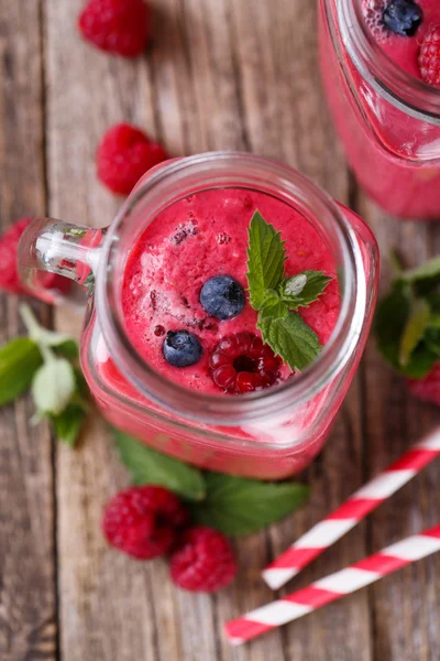 Vue du dessus sur smoothie aux baies de désintoxication en pot de verre à la menthe . — Photo