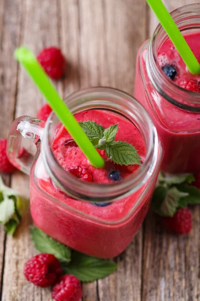 Vista dall'alto su frullato di bacche di disintossicazione in vaso di vetro con menta . — Foto Stock