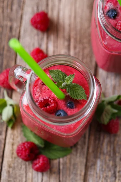 A méregtelenítés bogyós smoothie üvegedénybe menta felülnézet. — Stock Fotó