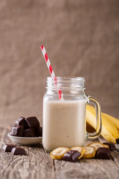 Banana smoothie z czekoladą w słoik ze słomką — Zdjęcie stockowe