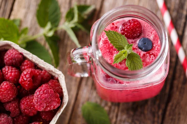 Vista dall'alto su un sano frullato di bacche in vaso di vetro . — Foto Stock