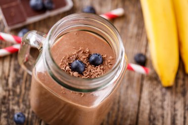 Yaban mersini ve içme st ile cam kavanoza çikolata güler yüzlü